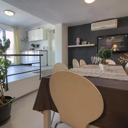 Charming Zoya With Pool In Pula Лижнян