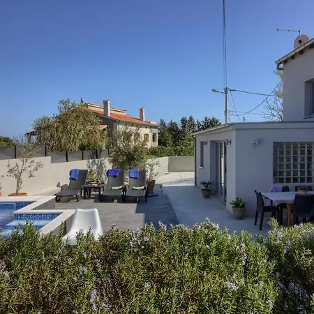 Charming Zoya With Pool In Pula *