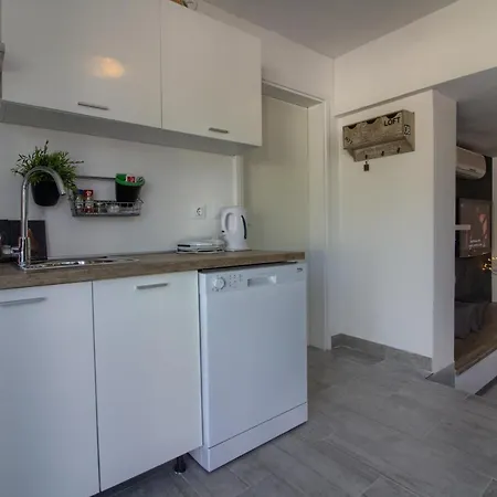 Charming Zoya With Pool In Pula Лижнян