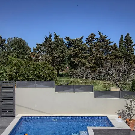 Charming Zoya With Pool In Pula