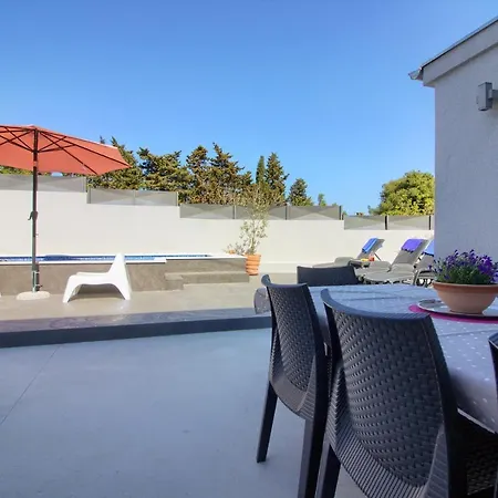 Charming Zoya With Pool In Pula