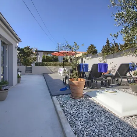 Charming Zoya With Pool In Pula