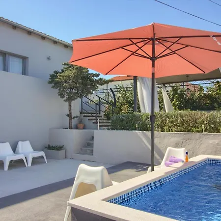 Charming Zoya With Pool In Pula Лижнян