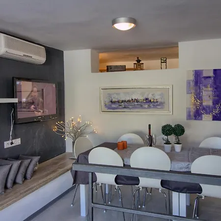 Вилла Charming Zoya With Pool In Pula