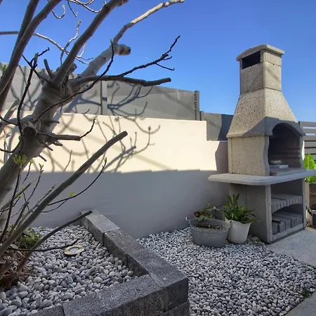 Charming Zoya With Pool In Pula Лижнян