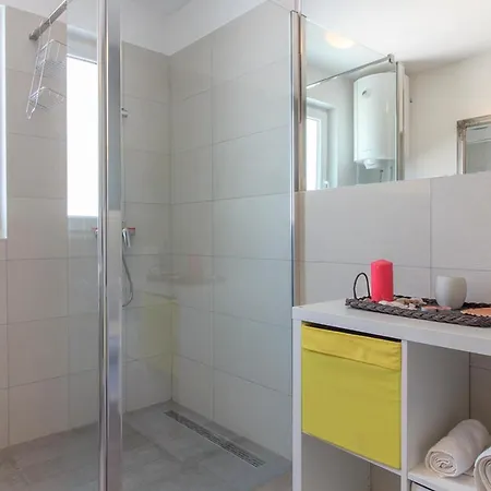 Charming Zoya With Pool In Pula Лижнян