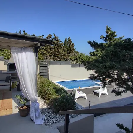 Villa Charming Zoya With Pool In Pula *