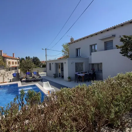 Charming Zoya With Pool In Pula Ližnjan