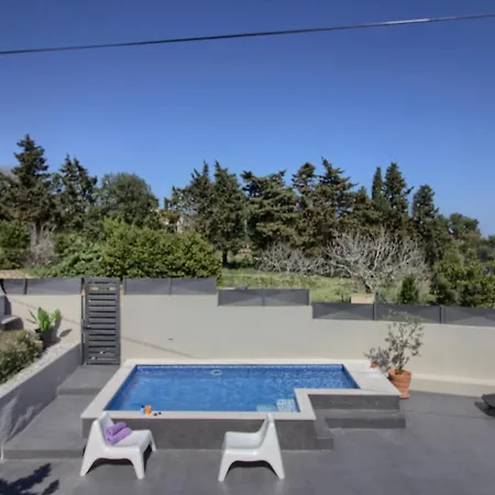 Charming Zoya With Pool In Pula Villa *