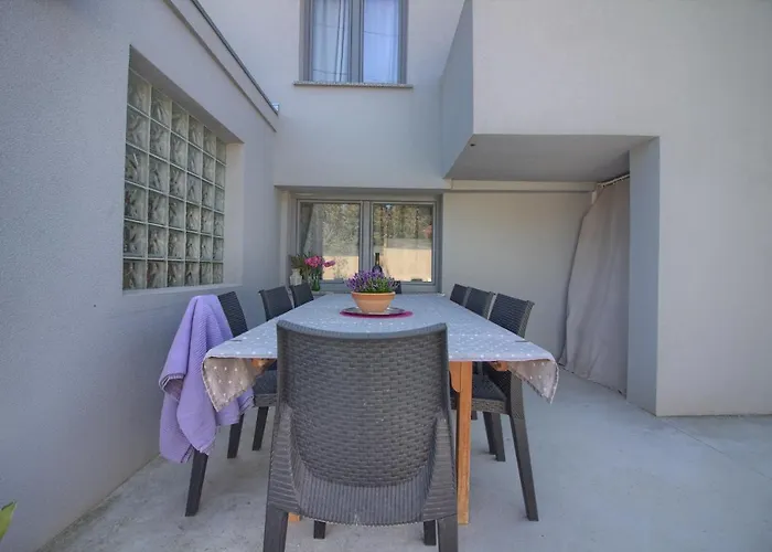 Charming Zoya With Pool In Pula