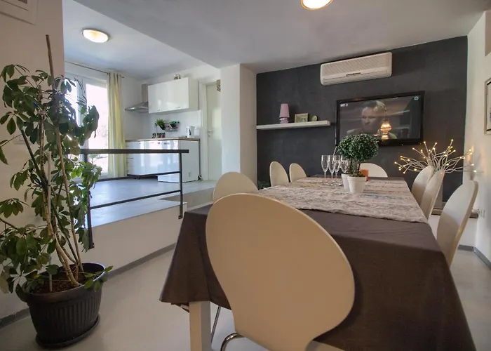 Charming Zoya With Pool In Pula Ližnjan