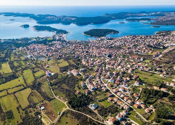 Villa Charming Zoya With Pool In Pula Ližnjan