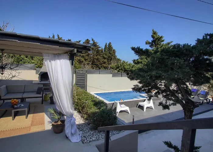 Villa Charming Zoya With Pool In Pula *