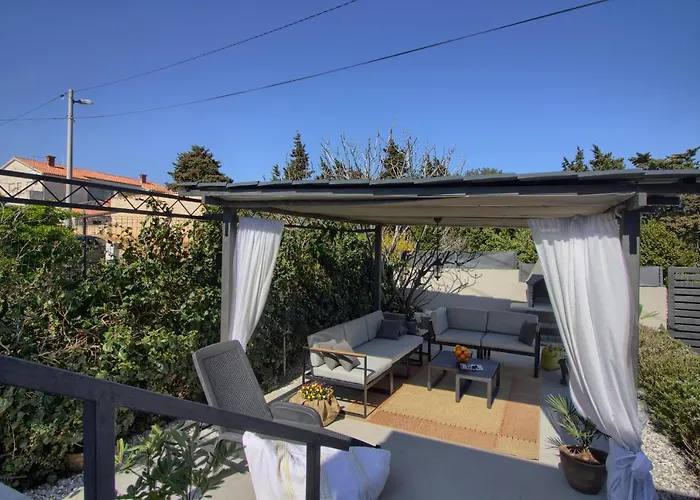 Villa Charming Zoya With Pool In Pula