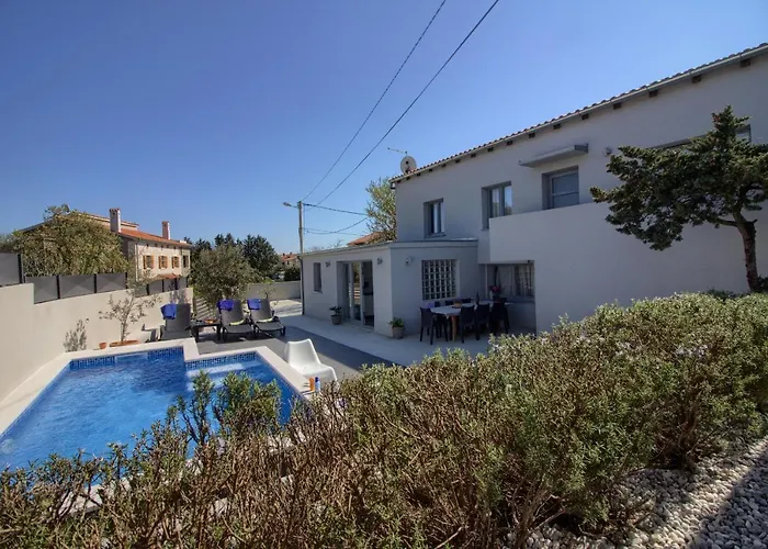 Charming Zoya With Pool In Pula Ližnjan