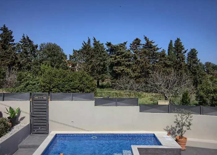 Charming Zoya With Pool In Pula