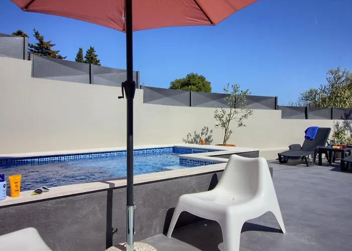 Charming Zoya With Pool In Pula Villa