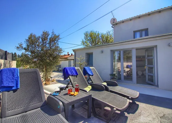 Villa Charming Zoya With Pool In Pula *