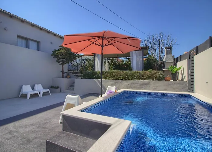 Villa Charming Zoya With Pool In Pula