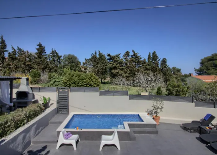 Charming Zoya With Pool In Pula Villa *